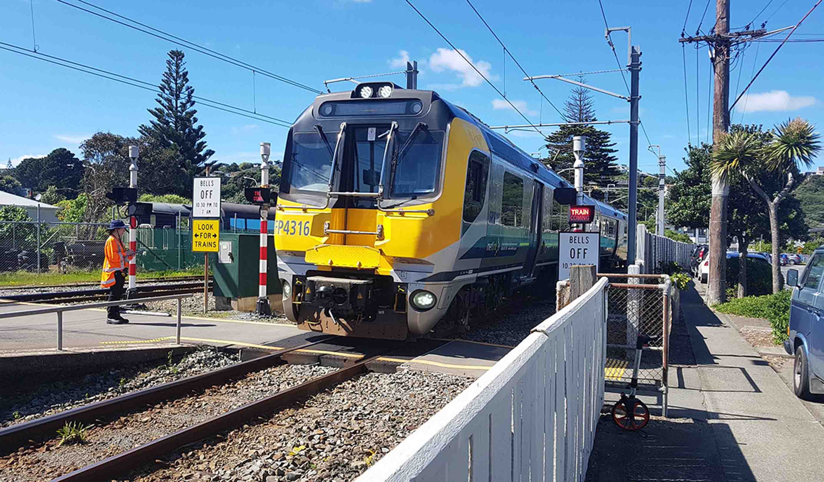 Railroad crossings: Involving locomotive engineers to better understand crash risks