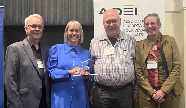 Pierre André (représentant du comité de sélection), Stéphanie Fortin (Transfert Environnement et Société), Mario Heppell (Stantec), Lina Lachapelle (ancienne présidente de l’AQÉi)