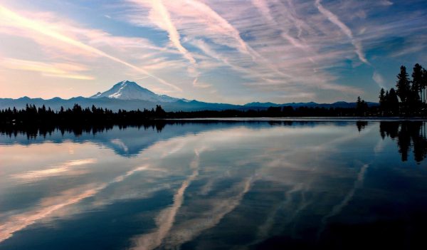 Lake Tapps with mountains in the background