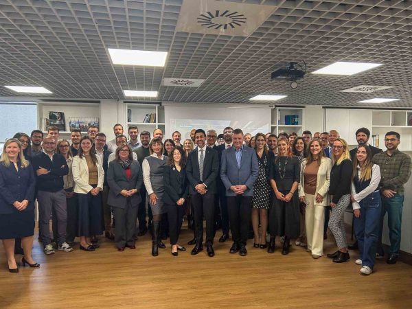 Lo staff dell'ufficio di Milano insieme al Ministro Sidhu, l'ambasciatrice, Rob Stewart, Deputy Minister of International Trade e i membri della delegazione Elissa Golberg, 