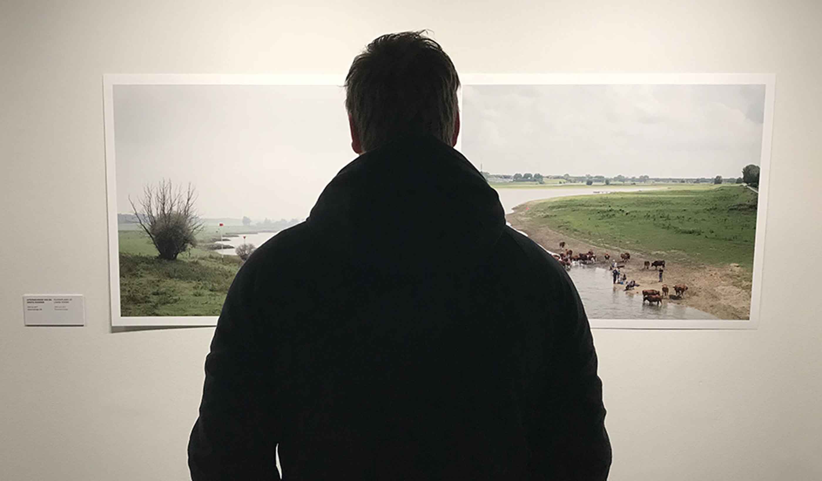 Jonge professionals bekijken het effect van bodemsanering